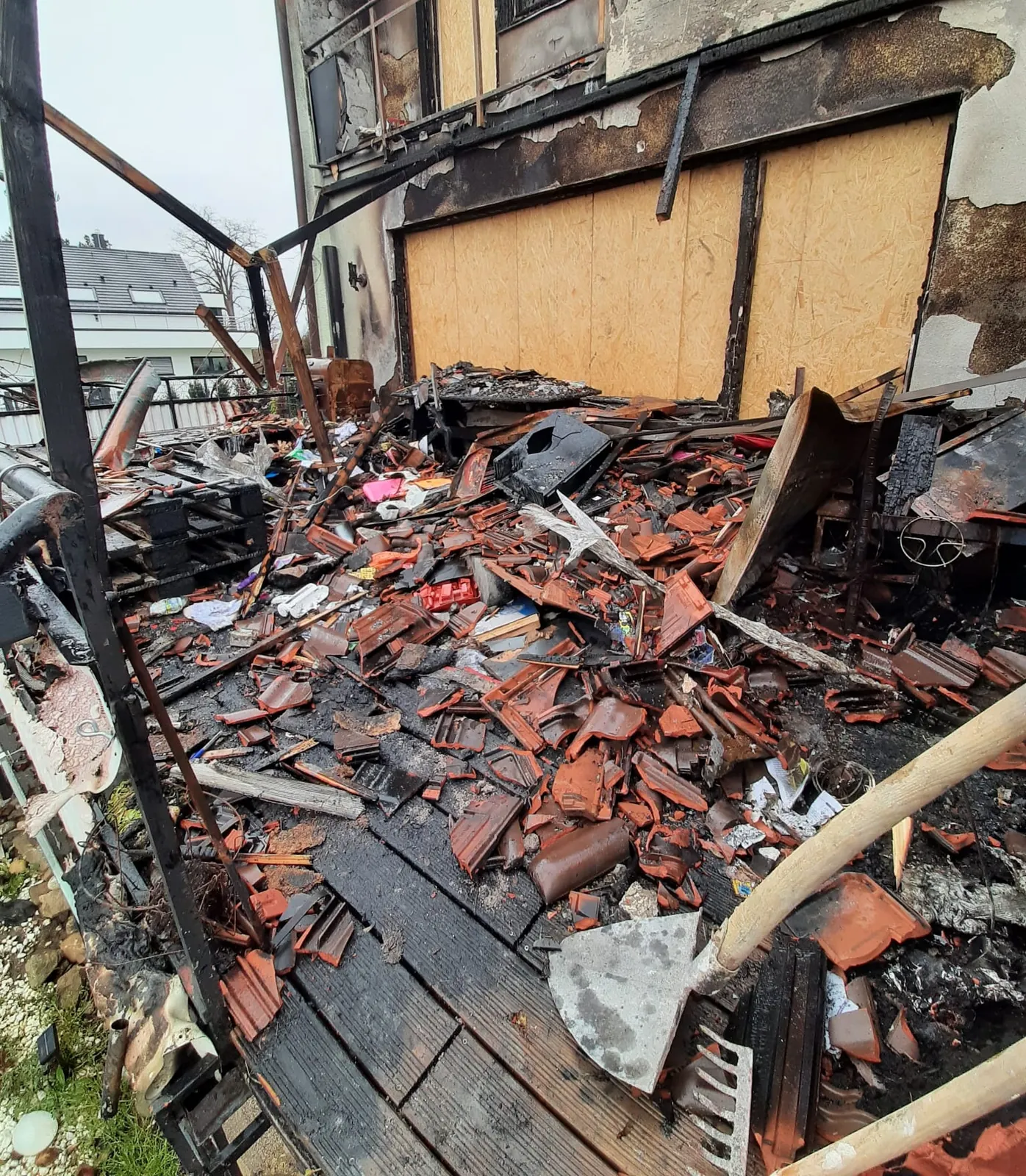 Fassade mit Brandschutt vor der Räumung